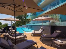 Deluxe Apartments Opatija，位于奥帕提亚的带泳池的酒店