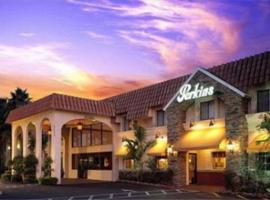 Clarion Inn Turnpike，位于Greenacres City的酒店