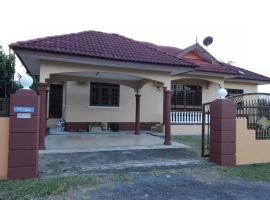 Homestay Ahmad Taman Mas Bukit Payong Terengganu，位于马兰的带泳池的酒店