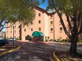 Guest Inn & Suites - Midtown Medical Center，位于小石城阿肯色大学小石城分校附近的酒店