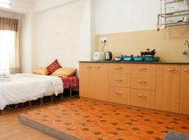 loo niva guest house studio apartment with balcony，位于帕坦的公寓