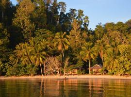 Harmony Bay Resort and Dive Center，位于Wakai的度假村