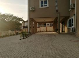Villa Nuee Hotel & Suites Utako, Abuja，位于阿布贾纳姆迪·阿齐基韦国际机场 - ABV附近的酒店