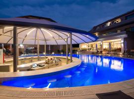 The Dome Luxury，位于利迈纳里亚的酒店