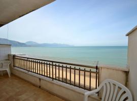 Appartamento 8 posti in spiaggia 3 camere，位于阿尔卡莫的酒店