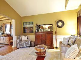 Merlins Manor - Escape to This Magical, Modjjern Home，位于Fairwood的酒店