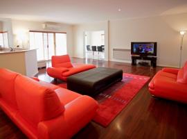 BULLA HILL - MELBOURNE Spacious, Great Views, Sleeps 10, Airport 10min，位于Bulla的酒店