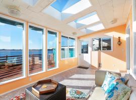 Bay City Bungalow - Historic Home Overlooking the South Bay，位于阿伯丁的酒店