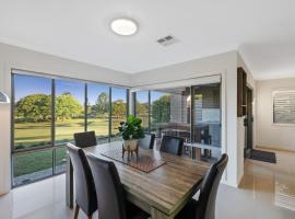 Fairway Village @ Windaroo Lakes Golf Club，位于Windaroo的酒店