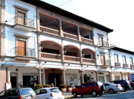 HOTEL POSADA DEL SOL，位于Apatzing&aacute;n de la Constituci&oacute;n的带热水浴缸的酒店