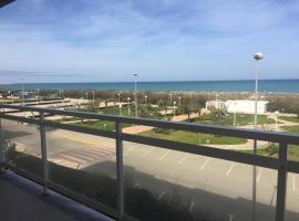 .Apartamento 1a linea de playa + piscina + parking DAIMUS，位于代穆斯的酒店