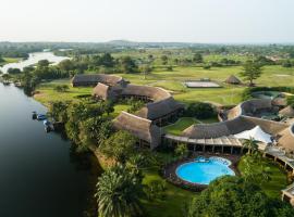 The Royal Senchi Hotel and Resort，位于Akosombo松戈尔泻湖保护区附近的酒店