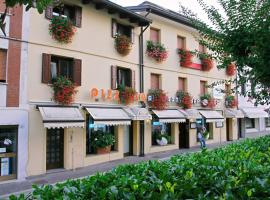 Hotel Ristorante Cigno - Camere and Aparthotel，位于拉蒂萨纳的酒店