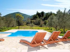 Villa Mariela in Korcula, heated pool，位于尼亚卢卡的酒店
