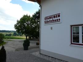 Gästehaus Stahuber，位于费尔德基尔兴-韦斯特拉姆的带停车场的酒店