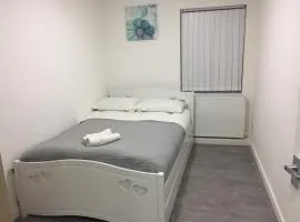 Sama's Stylish Hotel Room 4