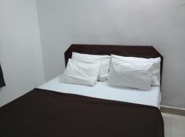 Haritha Apartments, Helpful Staff, Near Bus & Railway Station, Geyser, TV, Best priced Family-Only Apartments in Tirupati, Big Families, Groups Welcome，位于蒂鲁帕蒂的公寓