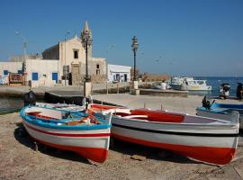 Lipari By The Beach，位于利帕里的带停车场的酒店