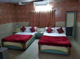 Hotel Meera And Meera Restaurant，位于德瓦尔卡的酒店