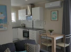 Rose Apartments Unit 6 Central Rotorua-Accommodation & Spa，位于罗托鲁瓦Red Stag Timber-Waipa Saw Mill附近的酒店