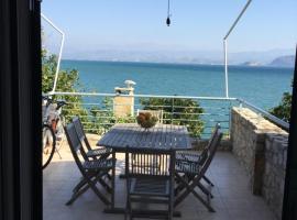 Seafront apartment ΙΙ in Kiveri, near Nafplion.，位于基维利奥的酒店