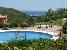 CASARES appart 2 ch dans parc tropical avec vue sur mer, montagne et piscine，位于卡萨雷斯的家庭/亲子酒店