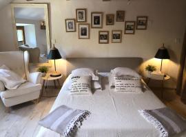 LaMaisonRouge chambre d'hôtes，位于Cormondreche的酒店
