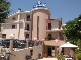 Hotel e Appartamenti La Solaria，位于圣乔瓦尼·罗通多的带停车场的酒店