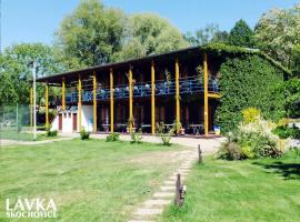 Lávka Park Skochovice，位于Vrané nad Vltavou的酒店