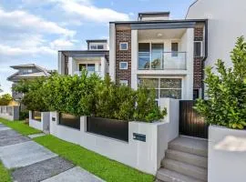 Spacious & Modern Townhouse in Asquith