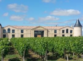 Château Tour Saint-Fort Chambre d'hôtes，位于圣埃斯泰夫的住宿加早餐旅馆