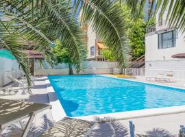 Hotel Plaza con piscina，位于卡托利卡的酒店