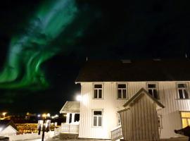 Sakrisøy Gjestegård - Manor House in Sakrisøy - Solbakken anno 1880，位于雷讷的带停车场的酒店