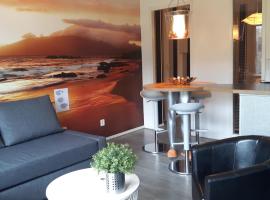 Ster-Appartement ""TIME-OUT"", met eigen KEUKEN, ZONNIG TERRAS, VERWARMD ZWEMBAD, nabij DORP, DUINEN en STRAND，位于霍勒姆的酒店