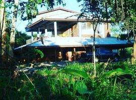 Border the Chalet，位于波隆纳鲁沃的酒店