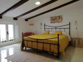 Antiche Mura Apartments"Cielo di Puglia" -2 matrimoniali, cucina,letto singolo e terrazzo，位于图里的酒店