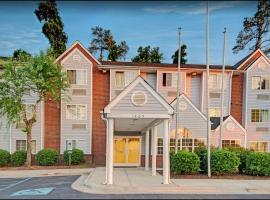 Travelers Inn and Suites Raleigh，位于罗利的酒店
