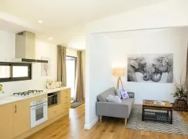 Myrtle Tree Lodge Trunks - stand alone lodge in the Heart of village