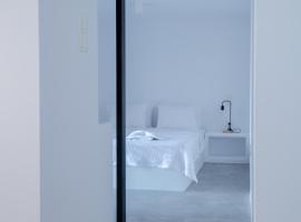 L’arco Milos Suite，位于阿达玛斯的海滩短租房