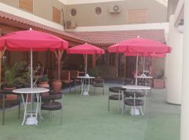 HOTEL CONTINENTAL COSQUIN，位于科斯金的酒店