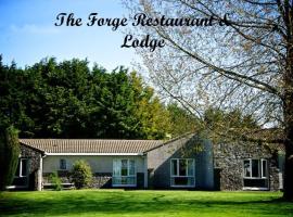 Forge Motel & Firehouse Restaurant，位于圣克莱尔斯的山林小屋