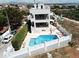 Villa d'Irene-near athens airport , 200 meters from the beach davis，位于阿特米达的酒店