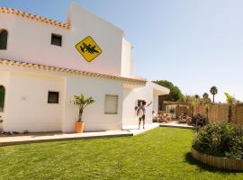 Algarve Surf Camp & Hostel Sagres，位于萨格里什的酒店