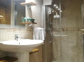 APARTAMENTOS MELCHOR DE LIÑAN，位于Torrelaguna的酒店