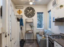 Tiny Homes by Snow Valley Lodging，位于弗尼的酒店