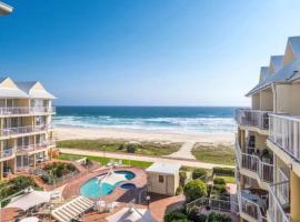 Crystal Beachfront Apartments，位于黄金海岸机场附近的酒店