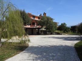 alloggio turistico confortevole Passo Corese，位于法拉因萨比纳的带停车场的酒店