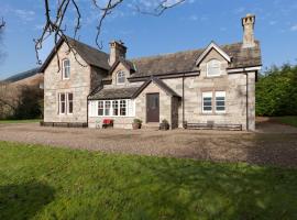 Ardveich House, large Scottish estate home with loch & hill views，位于洛亨黑德的酒店