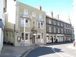 Calverts Hotel - Newport, Isle of Wight - RETURN CAR FERRY FROM 92 POUNDS，位于新港的酒店