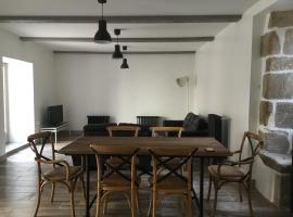 Maison de bourg avec cour privée，位于Tallende的酒店